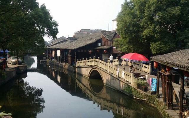 警灯闪烁!河南学校火灾现场 老师:13名遇难者为三年级同班同学