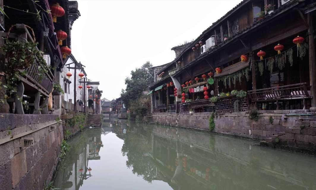 迷路的可爱男孩